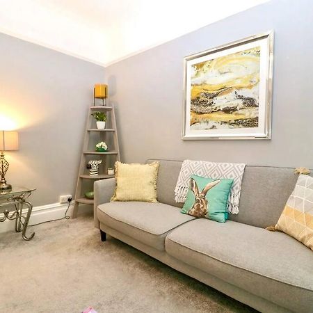 Homely 4 Bedroom Large House Inc Free Parking - Great Location - Fast Wifi - Smart Tv - Sleeps Up To 7! Close To Bournemouth & Poole Town Centre & Sandbanks Exterior photo