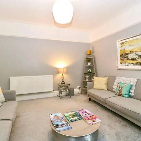 Homely 4 Bedroom Large House Inc Free Parking - Great Location - Fast Wifi - Smart Tv - Sleeps Up To 7! Close To Bournemouth & Poole Town Centre & Sandbanks Exterior photo