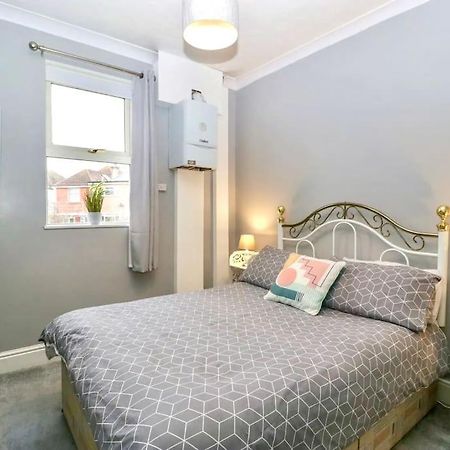Homely 4 Bedroom Large House Inc Free Parking - Great Location - Fast Wifi - Smart Tv - Sleeps Up To 7! Close To Bournemouth & Poole Town Centre & Sandbanks Exterior photo