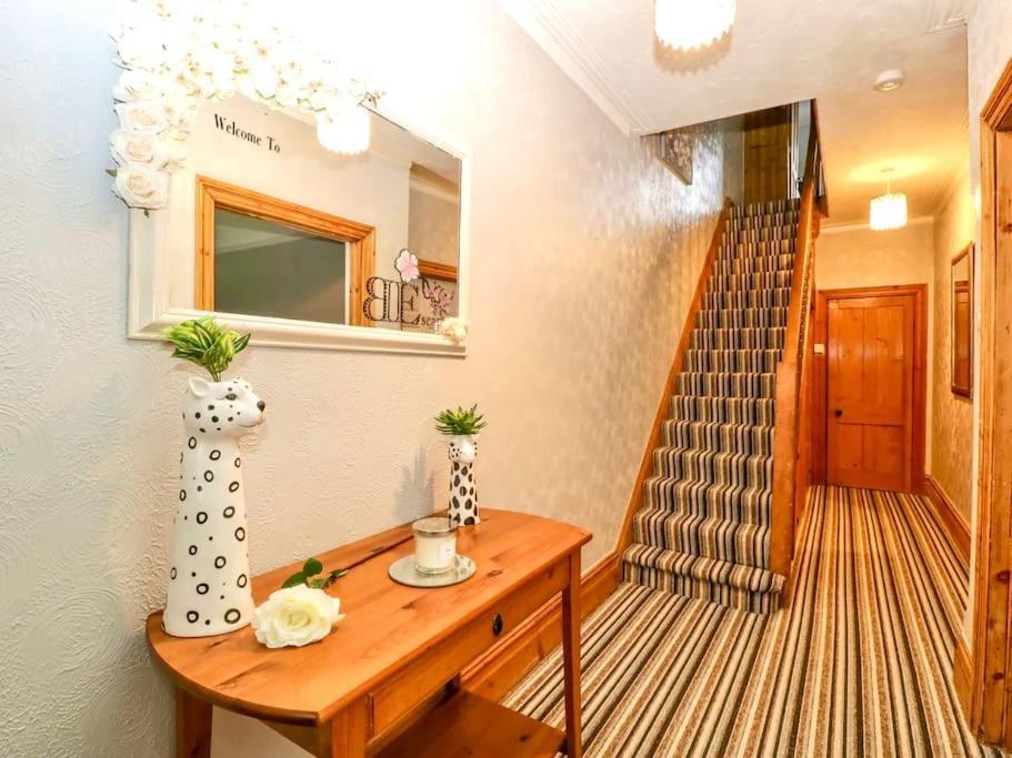 Homely 4 Bedroom Large House Inc Free Parking - Great Location - Fast Wifi - Smart Tv - Sleeps Up To 7! Close To Bournemouth & Poole Town Centre & Sandbanks Exterior photo
