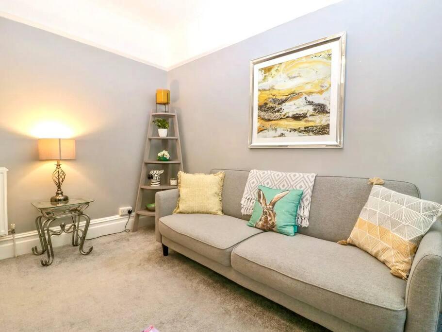 Homely 4 Bedroom Large House Inc Free Parking - Great Location - Fast Wifi - Smart Tv - Sleeps Up To 7! Close To Bournemouth & Poole Town Centre & Sandbanks Exterior photo