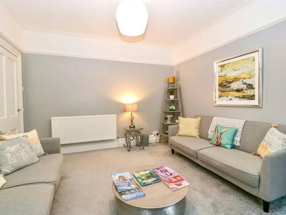 Homely 4 Bedroom Large House Inc Free Parking - Great Location - Fast Wifi - Smart Tv - Sleeps Up To 7! Close To Bournemouth & Poole Town Centre & Sandbanks Exterior photo