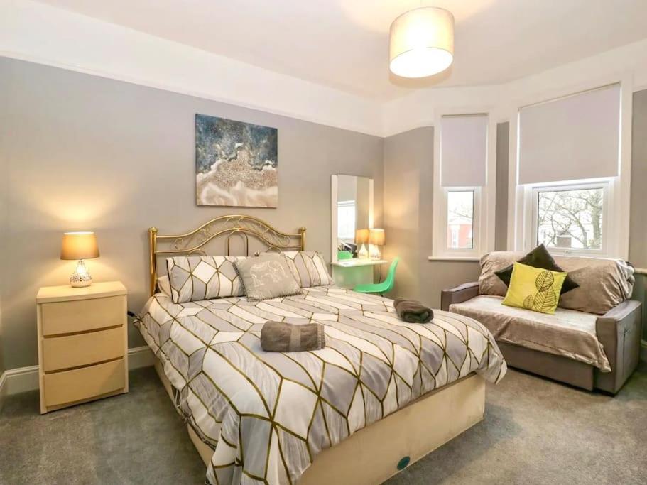 Homely 4 Bedroom Large House Inc Free Parking - Great Location - Fast Wifi - Smart Tv - Sleeps Up To 7! Close To Bournemouth & Poole Town Centre & Sandbanks Exterior photo