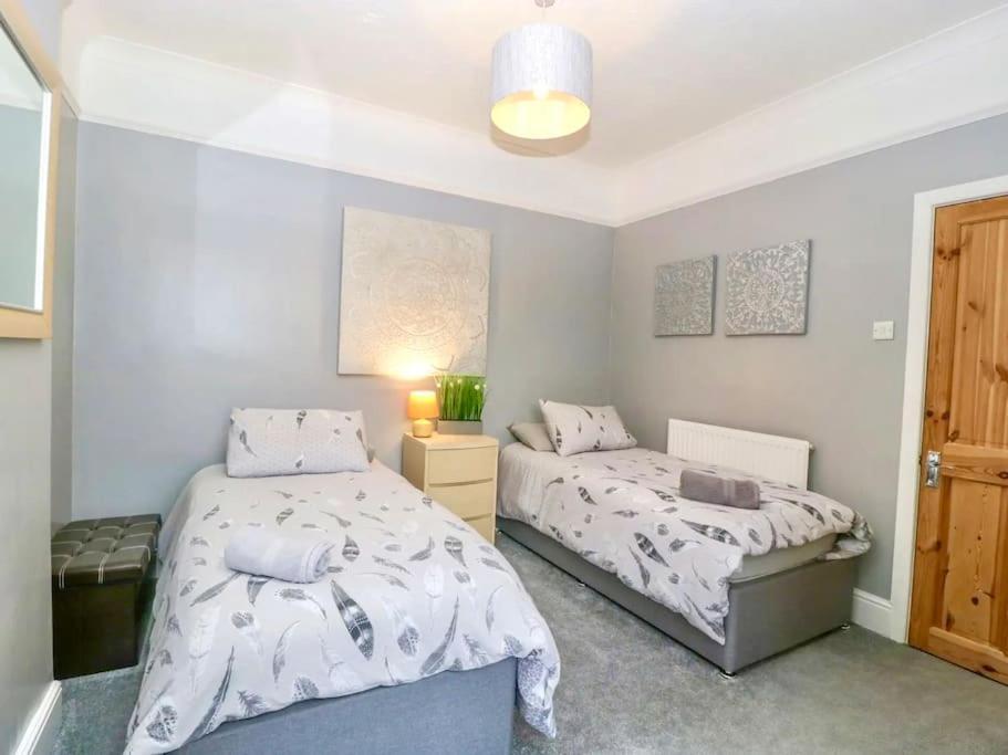Homely 4 Bedroom Large House Inc Free Parking - Great Location - Fast Wifi - Smart Tv - Sleeps Up To 7! Close To Bournemouth & Poole Town Centre & Sandbanks Exterior photo