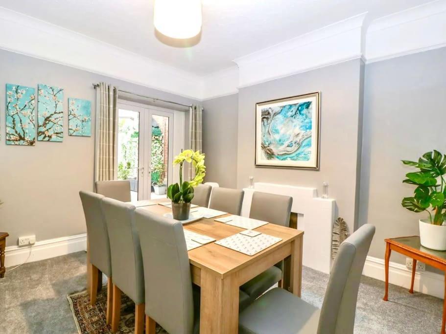 Homely 4 Bedroom Large House Inc Free Parking - Great Location - Fast Wifi - Smart Tv - Sleeps Up To 7! Close To Bournemouth & Poole Town Centre & Sandbanks Exterior photo
