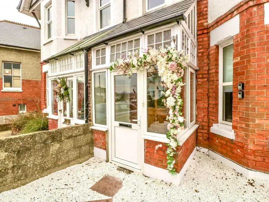 Homely 4 Bedroom Large House Inc Free Parking - Great Location - Fast Wifi - Smart Tv - Sleeps Up To 7! Close To Bournemouth & Poole Town Centre & Sandbanks Exterior photo