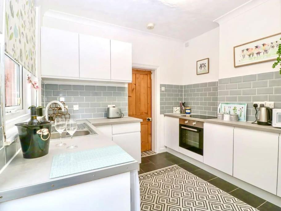 Homely 4 Bedroom Large House Inc Free Parking - Great Location - Fast Wifi - Smart Tv - Sleeps Up To 7! Close To Bournemouth & Poole Town Centre & Sandbanks Exterior photo