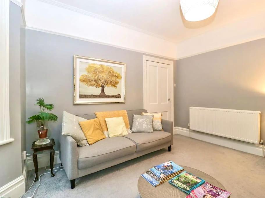 Homely 4 Bedroom Large House Inc Free Parking - Great Location - Fast Wifi - Smart Tv - Sleeps Up To 7! Close To Bournemouth & Poole Town Centre & Sandbanks Exterior photo