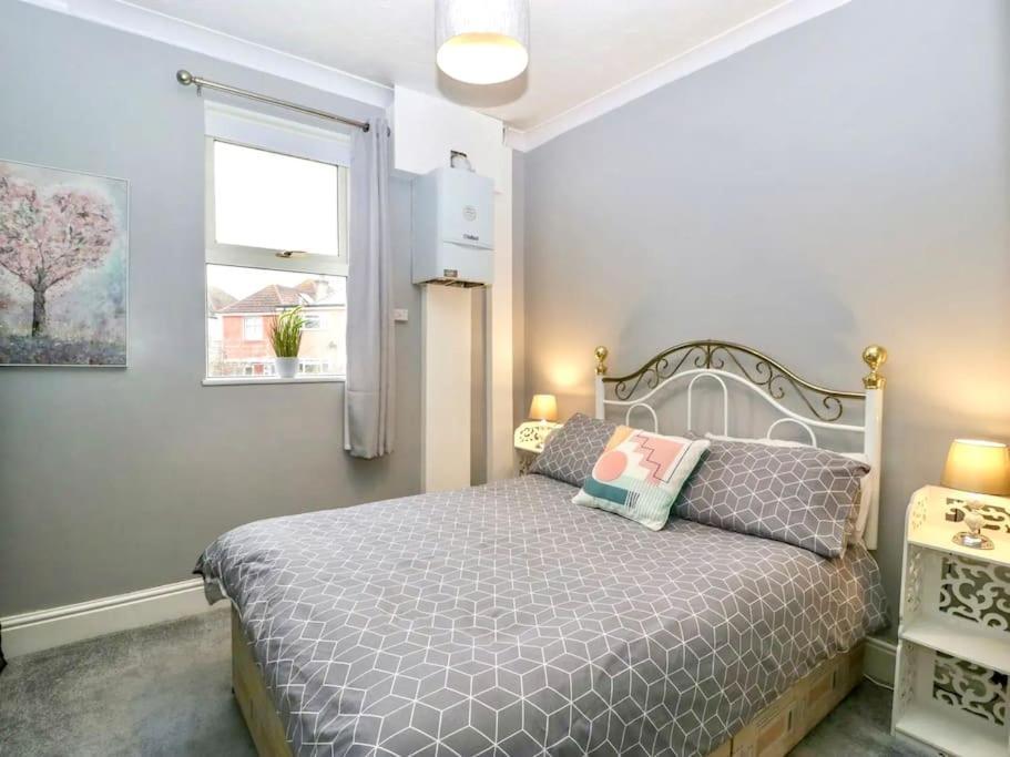 Homely 4 Bedroom Large House Inc Free Parking - Great Location - Fast Wifi - Smart Tv - Sleeps Up To 7! Close To Bournemouth & Poole Town Centre & Sandbanks Exterior photo