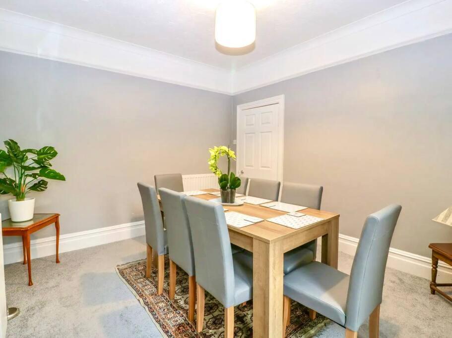 Homely 4 Bedroom Large House Inc Free Parking - Great Location - Fast Wifi - Smart Tv - Sleeps Up To 7! Close To Bournemouth & Poole Town Centre & Sandbanks Exterior photo