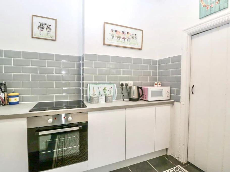 Homely 4 Bedroom Large House Inc Free Parking - Great Location - Fast Wifi - Smart Tv - Sleeps Up To 7! Close To Bournemouth & Poole Town Centre & Sandbanks Exterior photo
