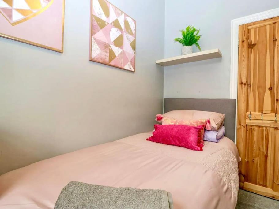 Homely 4 Bedroom Large House Inc Free Parking - Great Location - Fast Wifi - Smart Tv - Sleeps Up To 7! Close To Bournemouth & Poole Town Centre & Sandbanks Exterior photo