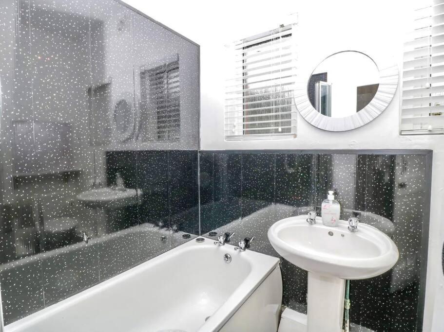 Homely 4 Bedroom Large House Inc Free Parking - Great Location - Fast Wifi - Smart Tv - Sleeps Up To 7! Close To Bournemouth & Poole Town Centre & Sandbanks Exterior photo