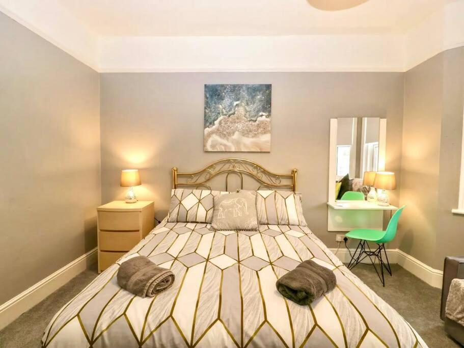 Homely 4 Bedroom Large House Inc Free Parking - Great Location - Fast Wifi - Smart Tv - Sleeps Up To 7! Close To Bournemouth & Poole Town Centre & Sandbanks Exterior photo