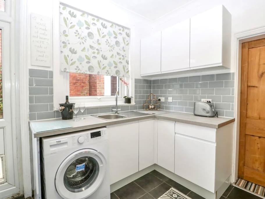 Homely 4 Bedroom Large House Inc Free Parking - Great Location - Fast Wifi - Smart Tv - Sleeps Up To 7! Close To Bournemouth & Poole Town Centre & Sandbanks Exterior photo