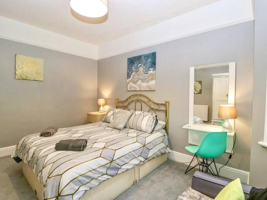 Homely 4 Bedroom Large House Inc Free Parking - Great Location - Fast Wifi - Smart Tv - Sleeps Up To 7! Close To Bournemouth & Poole Town Centre & Sandbanks Exterior photo