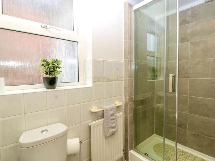 Homely 4 Bedroom Large House Inc Free Parking - Great Location - Fast Wifi - Smart Tv - Sleeps Up To 7! Close To Bournemouth & Poole Town Centre & Sandbanks Exterior photo